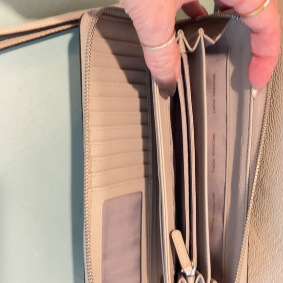 Michael Kors Woman's Light Gray Leather Handbag and Wallet - Picture 10 of 14